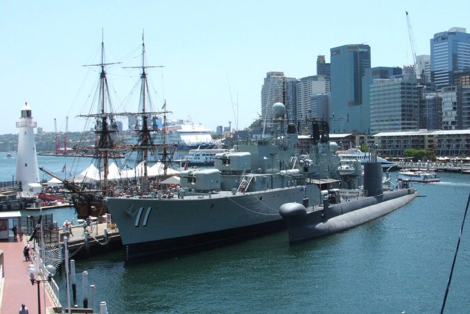 Turismo en Sydney, Australia Submarino, destructor y barco de James Cook en el Museo Marítimo. Foto de Saberwyn, CC BY SA 3.0