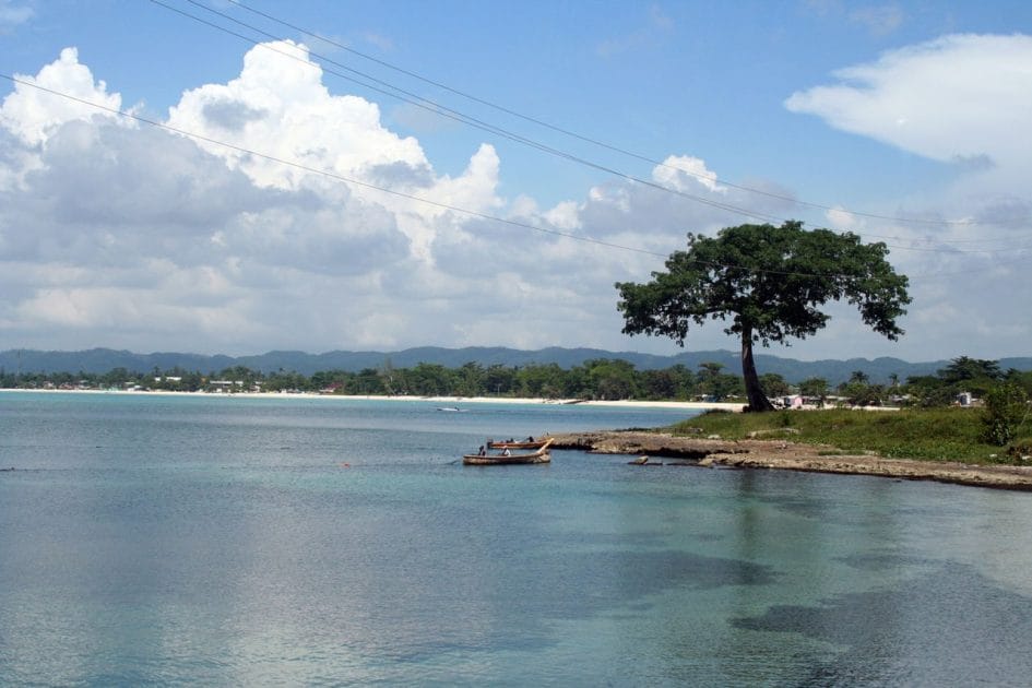 Viajes a Jamaica Costa de Negril con la Seven Mile Beach al fondo. CC BY SA 3.0