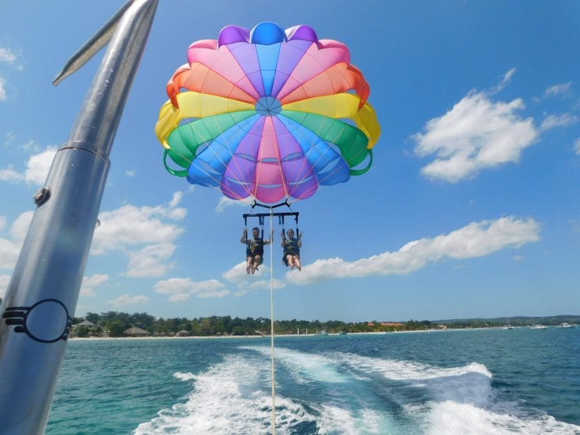 Viajes a Jamaica Parasailing en Negril. Foto de Google Maps de Stefano Massoni