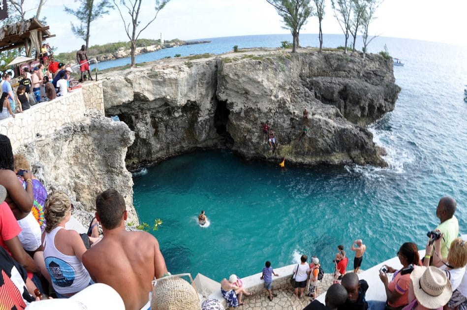 Viajes a Jamaica Saltos desde el Rick´s Cafe en Negril´s Cliffs. Foto de D Ramey Logan, CC BY SA 3.0