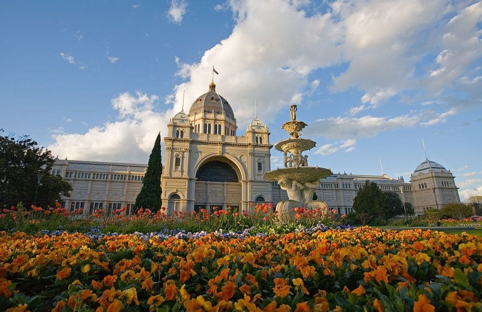 Qué ver en Melbourne Palacio Real de Exposiciones desde los Jardines Carlton. Foto de Diliff, CC BY 2.5 Qué ver en Melbourne Palacio Real de Exposiciones desde los Jardines Carlton. Foto de Diliff, CC BY 2.5