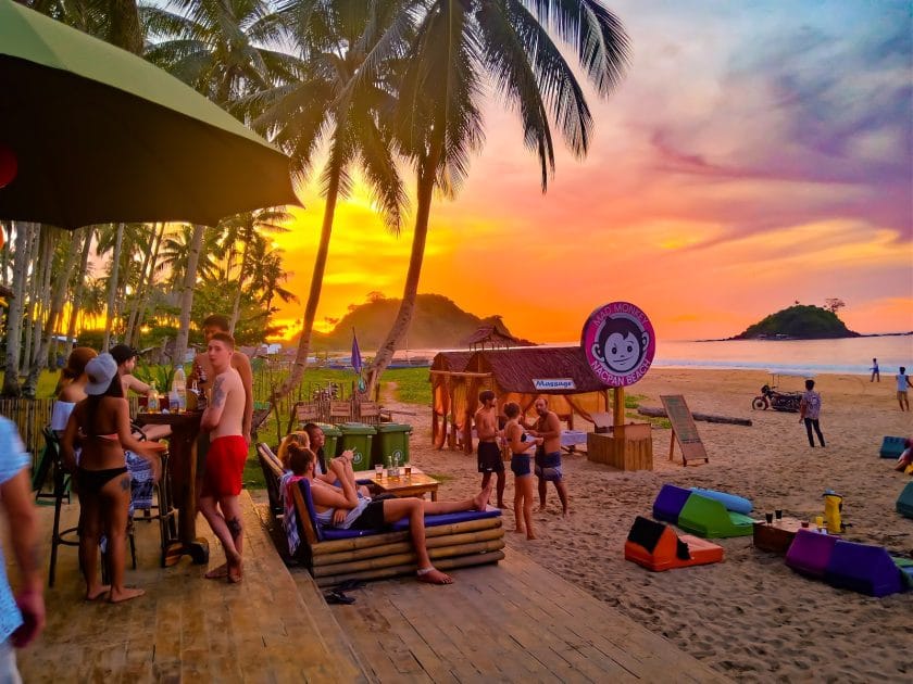 Qué ver en Palawan, Filipinas Chiringuitos de playa en Nacpan Beach. Foto de Google Maps de Mad Monkey Hostel Nacpan Beach
