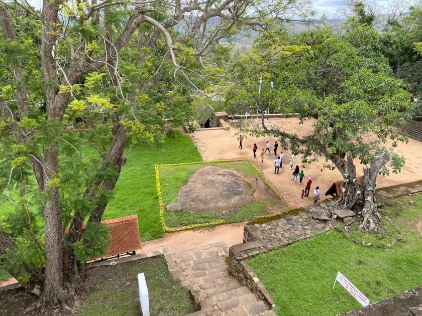 Vacaciones en Madagascar, Plaza Fidasiana en Rovan' Ambohimanga