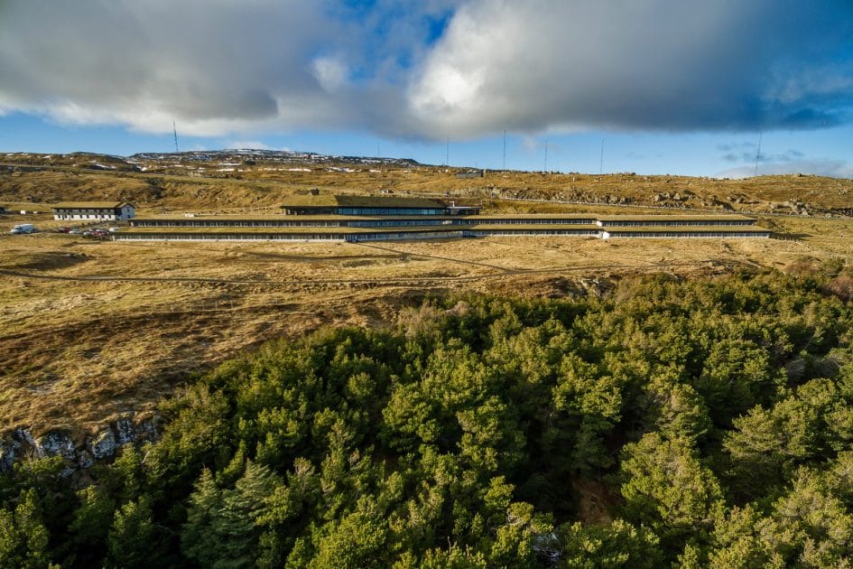 Alojamiento en Islas Feroe, Dinamarca, Hotel Foroyar perfectamente integrado en el paisaje de.Tórshavn