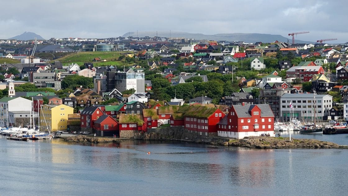 Cosas que ver en Islas Feroe, Dinamarca La capital Tórshavn con el barrio de Tinganes en primer término