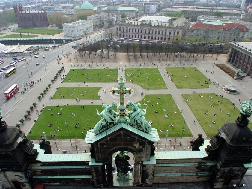 Isla de los Museos de Berlín Lustgarden desde la cúpula de la Catedral de Berlín Isla de los Museos de Berlín Lustgarden desde la cúpula de la Catedral de Berlín