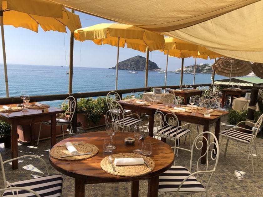 Terrazas en playas de Ischia, Restaurante en la Playa de Maronti.