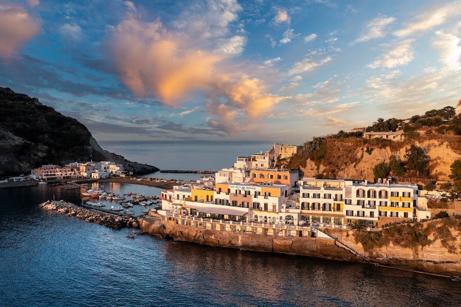 Diversión en Ischia, Terrazas en el pueblo marinero de Sant´ Angelo