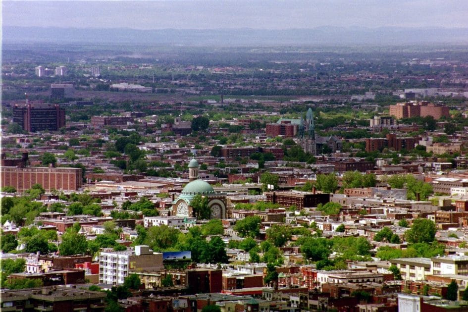 Principales atracciones en Montreal, Quebec, Canadá Mile End con la Iglesia de San Miguel y San Antonio en el centro. Foto de Google Maps de Hans Goeckner