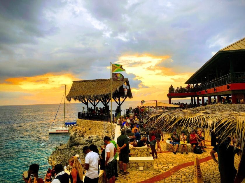 Cosas que hacer en Montego Bay, Jamaica Atardecer en el Rick´s Cafe de Negril. Foto de Google Maps de Reggae Tours Jamaica Jamaica, Atardecer en el Rick´s Cafe de Negril