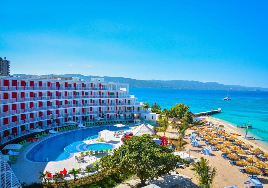 Cosas que hacer en Montego Bay, Jamaica Cornwall Beach. Foto de Google Maps de Royal Decameron Cornwall Beach Arenales en Montego Bay, Jamaica, Cornwall Beach.