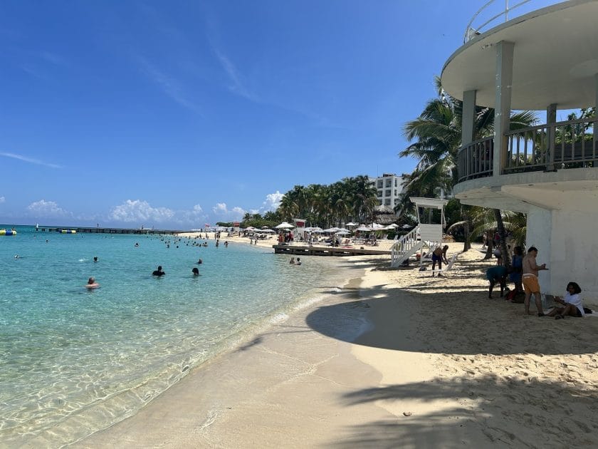 Cosas que hacer en Montego Bay, Jamaica Doctor's Cave Beach. Foto de Google Maps de Colette Ticaillou974 ABBEZZOT Playas en Montego Bay, Jamaica, Doctor's Cave Beach.