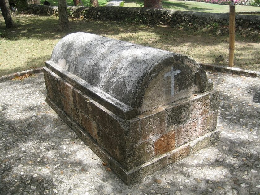 Cosas que hacer en Montego Bay, Jamaica Tumba de la malvada Annie Palmer en Rose Hall Great House. Foto de Urban Walnut, CC BY SA 3.0 Cosas que ver en Montego Bay, Jamaica, Tumba de la malvada Annie Palmer en Rose Hall Great House