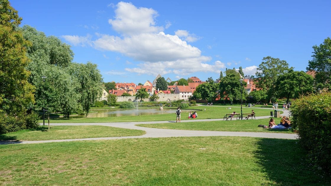 Viaje a Gotland, Suecia, Parque Almedalen en Visby. 