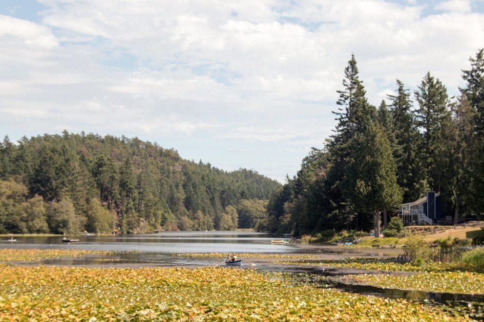 Canotaje en Isla de Vancouver, Canadá, Magic Lake en Pender Island. 