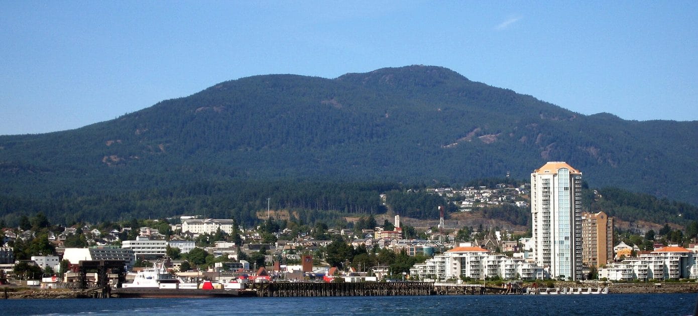 Ciudades en Isla de Vancouver, Canadá, Nanaimo desde el Estrecho de Georgia