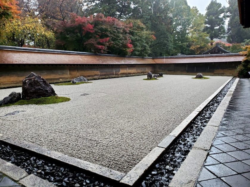 Qué ver en Kioto en 3 días Jardín de rocas de Ryoan ji. Foto de Google Maps de Kengo Y Budismo en Kioto, Jardín de rocas de Ryoan ji