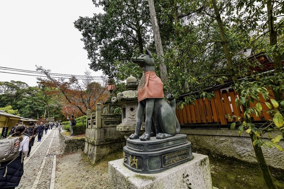 Qué ver en Kioto en 3 días Kitsunes, mensajeros de Inari. Foto de Rachelle Haun Kyoto 57, CC BY 2.0 Esculturas en Kioto, Kitsunes, mensajeros de Inari