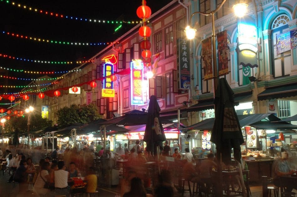 Qué ver en Chinatown Singapur Animación nocturna en Smith Street. Foto de User Jpatokal at wts wikivoyage, CC BY SA 4.0 Chinatown Singapur de noche, Animación nocturna en Smith Street