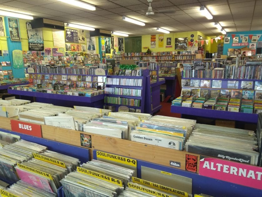 Tiendas en Wellington , Slow Boat Records en Cuba Street. Foto de Google Maps de Dave Mills