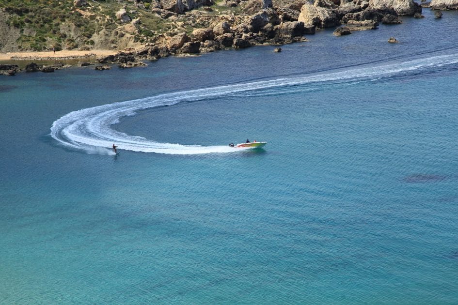 10 deportes acuáticos Esquí acuático en Malta. By Frank Vincentz Own work, CC BY SA 3.0 10 deportes acuáticos Esquí acuático en Malta