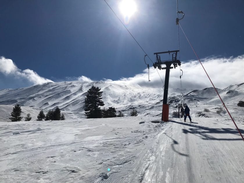 Deportes de invierno en islas Estación Etna Nord en Sicilia. 
