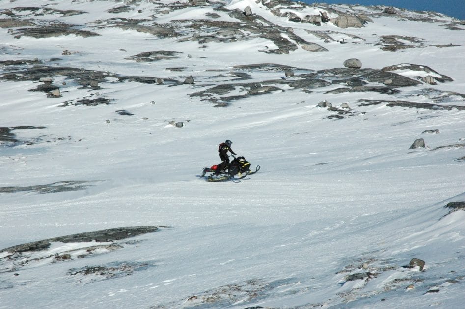 Deportes de invierno en islas Moto de nieve en Groenlandia.
