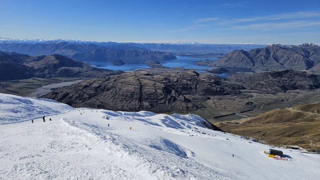 Deportes de invierno en islas Treble Cone en Isla Sur, Nueva Zelanda. 