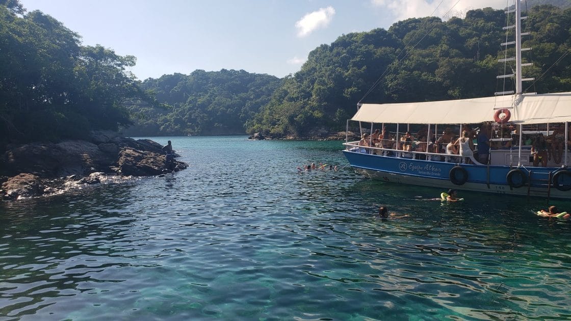 Islas paradisíacas de Brasil Excursión en barco a la Laguna Azul de Isla Grande. Foto de Google Maps de Claudia Cavalcante Islas paradisíacas de Brasil Excursión en barco a la Laguna Azul de Isla Grande.