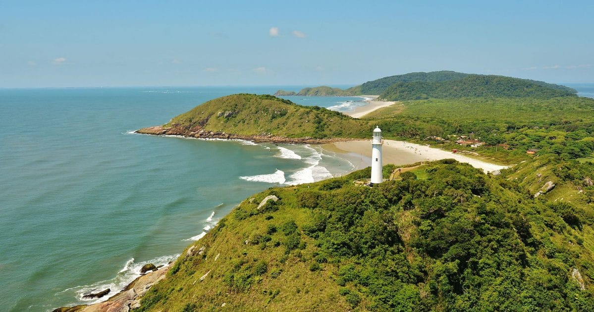 Islas paradisíacas de Brasil Farol das Conchas y Praia de Farol. By Cyrus Augustus Moro Daldin Own work, CC BY SA 4.0 Islas paradisíacas de Brasil Farol das Conchas y Praia de Farol