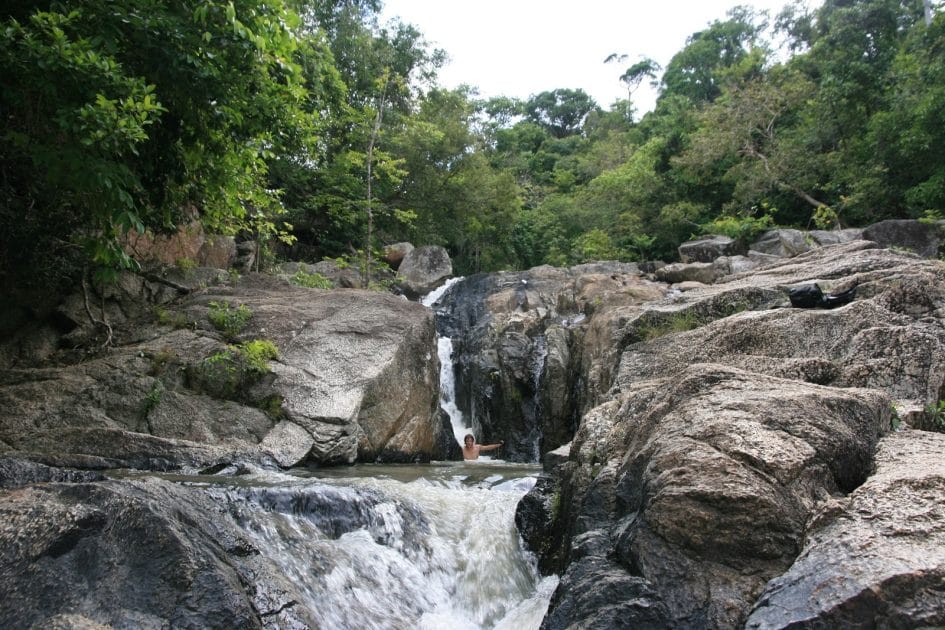 Las mejores islas de Tailandia para visitar Cascada y piscina natural en el Parque Nacional Than Sadet