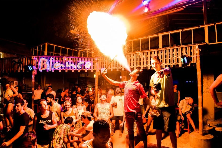 Las mejores islas de Tailandia para visitar Espectáculo de fuego en el animado Blanco Beach Bar & Hostel
