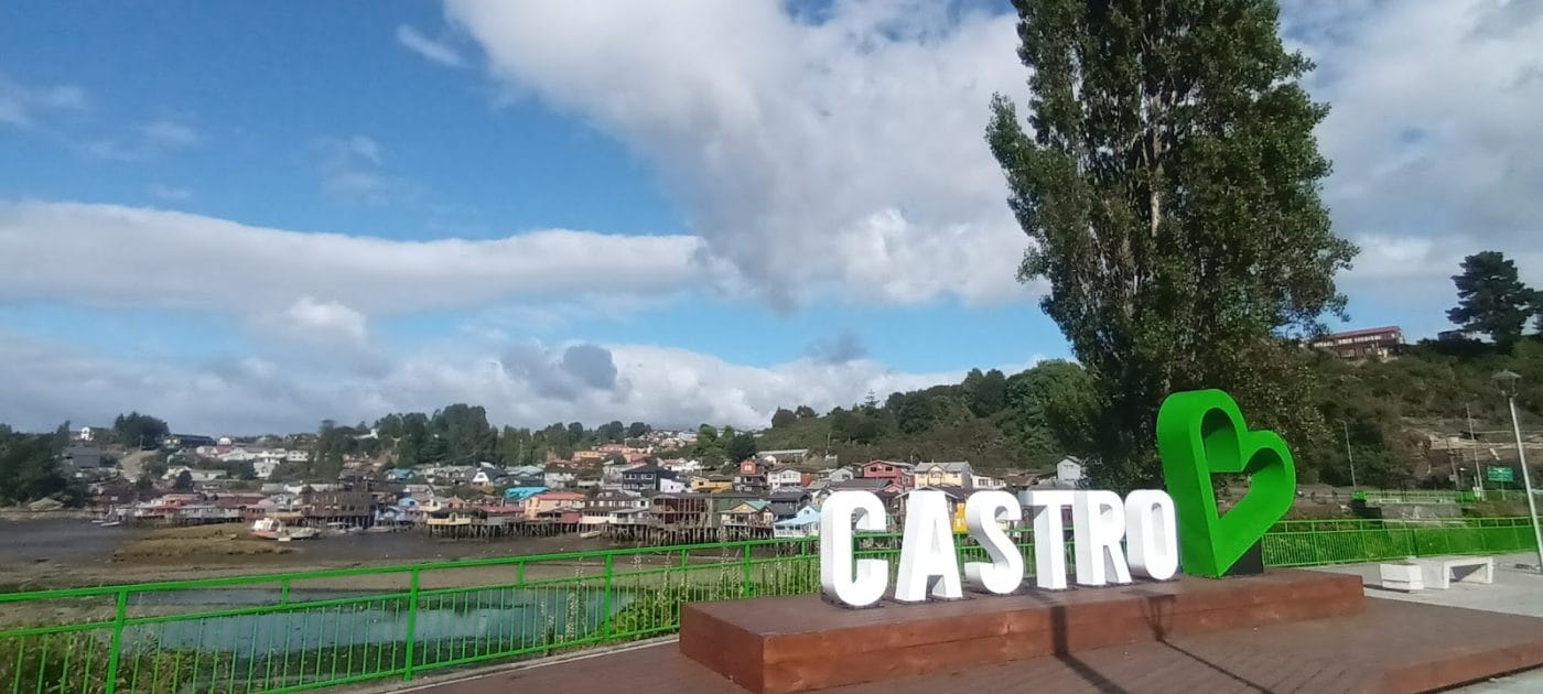 Turismo en Isla Chiloé Castro con los palafitos al fondo
