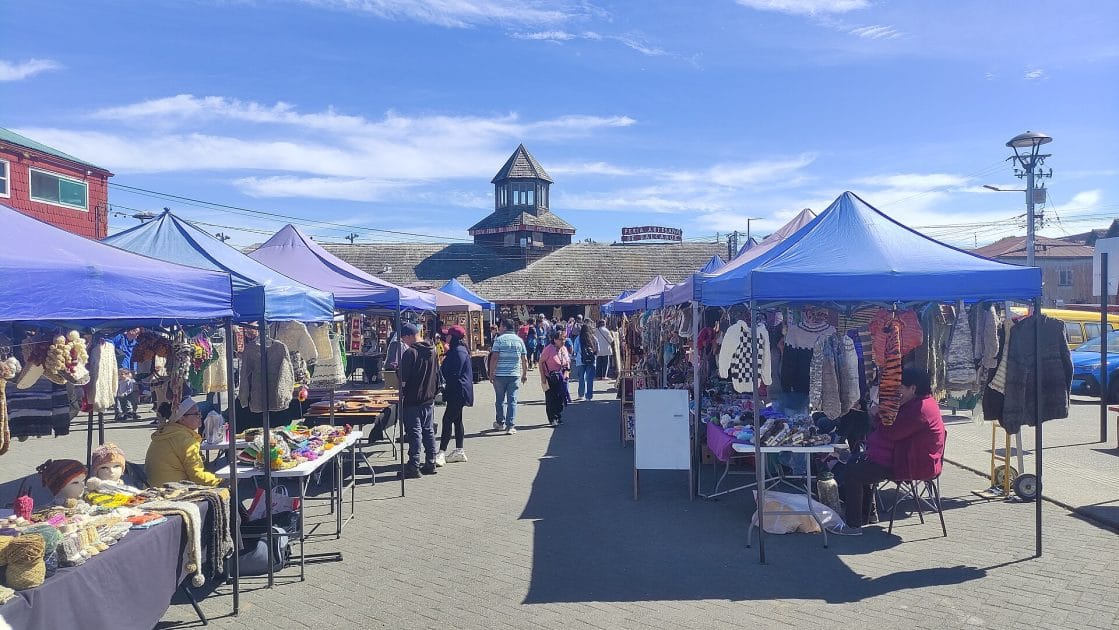 Turismo en Isla Chiloé Feria Artesanal de Dalcahue. 