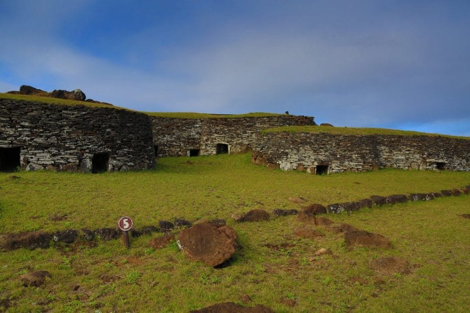 Turismo en la Isla de Pascua, Chile Aldea ceremonial de Orongo. Foto de Google Maps de reuven rozner Turismo en la Isla de Pascua, Chile Aldea ceremonial de Orongo