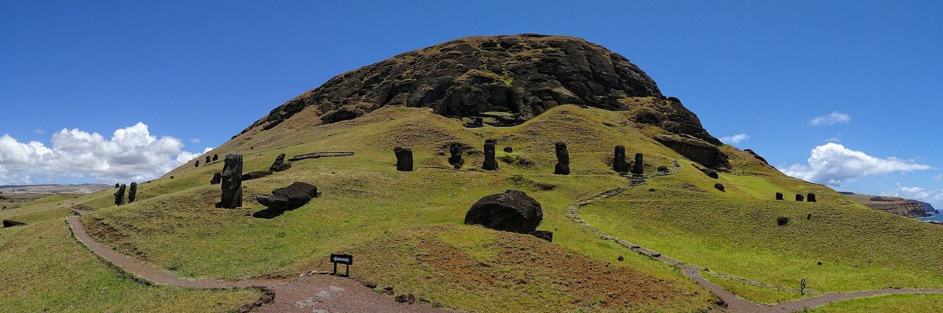 Turismo en la Isla de Pascua, Chile Cantera de moais Rano Raraku. By Bjørn Christian Tørrissen CC BY SA 3.0 Turismo en la Isla de Pascua, Chile Cantera de moais Rano Raraku