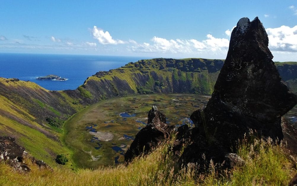Turismo en la Isla de Pascua, Chile Cráter de Rano Kau con vistas del islote Motu Nui. By Claire Provost CC BY SA 3.0 Turismo en la Isla de Pascua, Chile Cráter de Rano Kau con vistas del islote Motu Nui