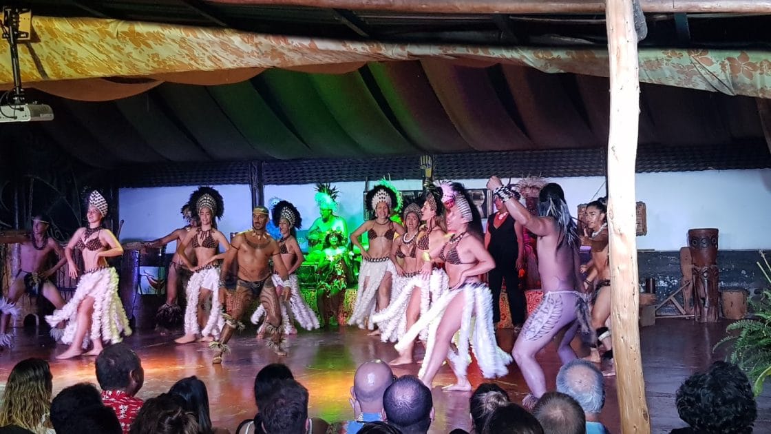 Turismo en la Isla de Pascua, Chile Espectáculo de baile en Kari Kari. Foto de Google Maps de Aeleen Dougnac Turismo en la Isla de Pascua, Chile Espectáculo de baile en Kari Kari