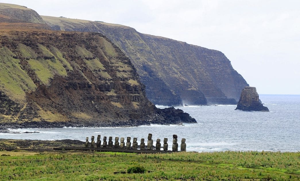 Turismo en la Isla de Pascua, Chile Los 15 moais alineados. By LBM1948 Own work, CC BY SA 4.0 Turismo en la Isla de Pascua, Chile Los 15 moais alineados