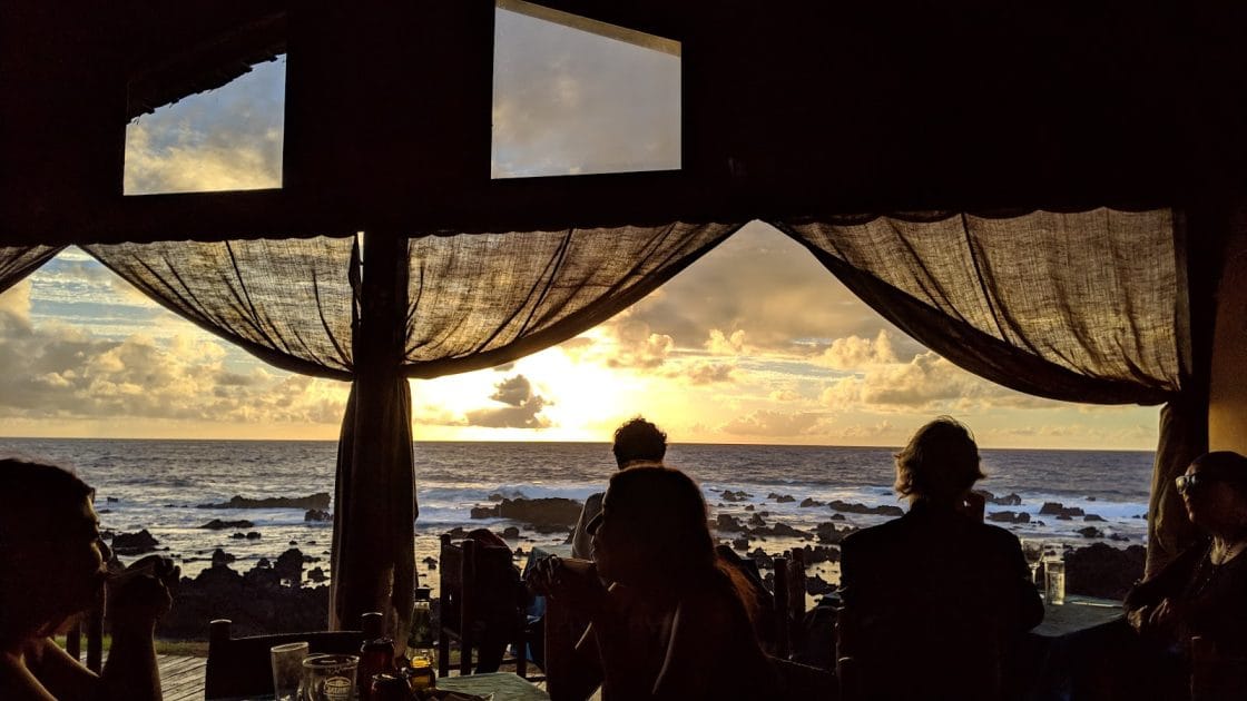 Turismo en la Isla de Pascua, Chile Vistas del océano al atardeder desde el restaurante Tataku Vave. Foto de Google Maps de James Cheung Turismo en la Isla de Pascua, Chile Vistas del océano al atardeder desde el restaurante Tataku Vave