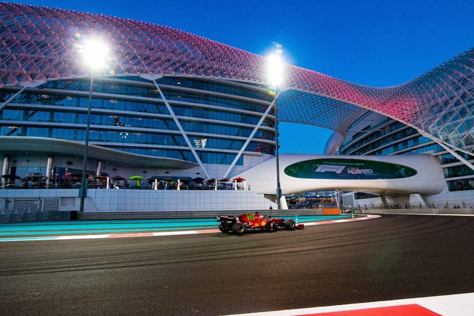 Viaje a Emiratos Árabes Unidos Yas Marina Circuit bajo el hotel W Abu Dhabi