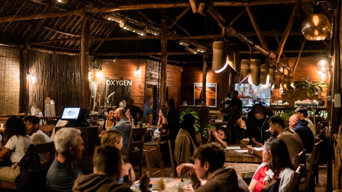 Circuito por Zanzíbar en 10 días El animado ambiente nocturno de Paje Beach