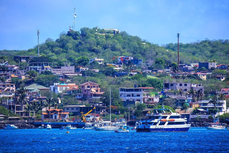 Turismo en Ecuador Puerto Baquerizo Moreno. By Murray Foubister, CC BY SA 2.0 Turismo en Ecuador Puerto Baquerizo Moreno