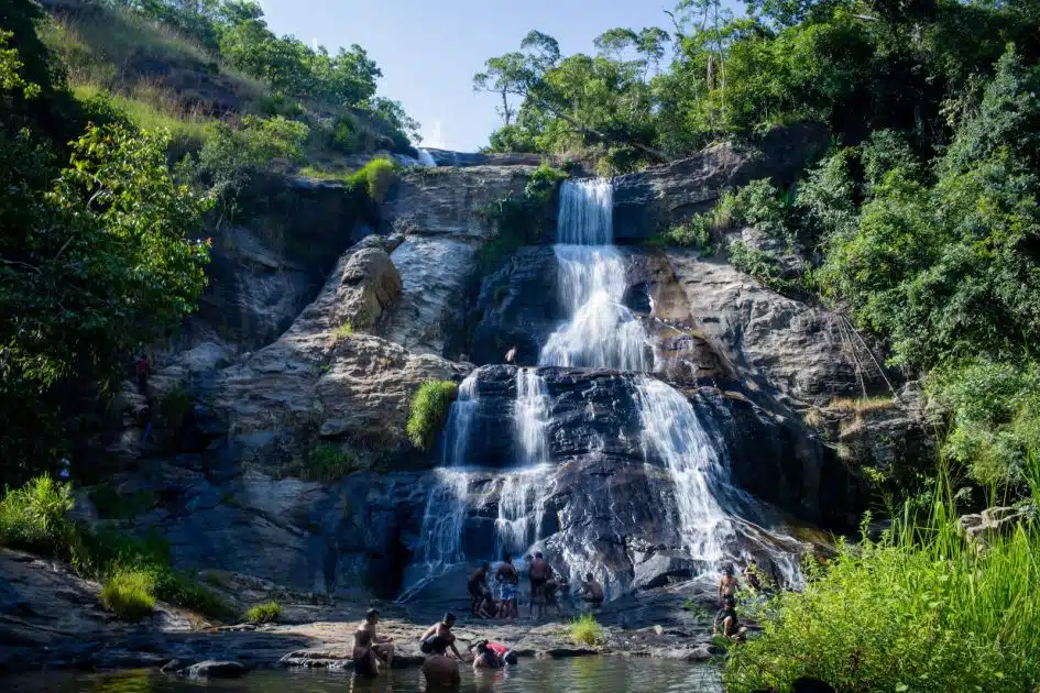 Turismo en Sri Lanka Diyaluma Waterfalls