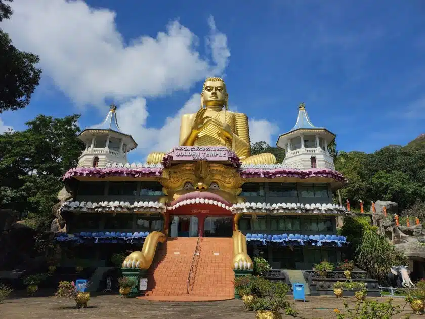 Turismo en Sri Lanka Entrada del Templo Dorado de Dambulla