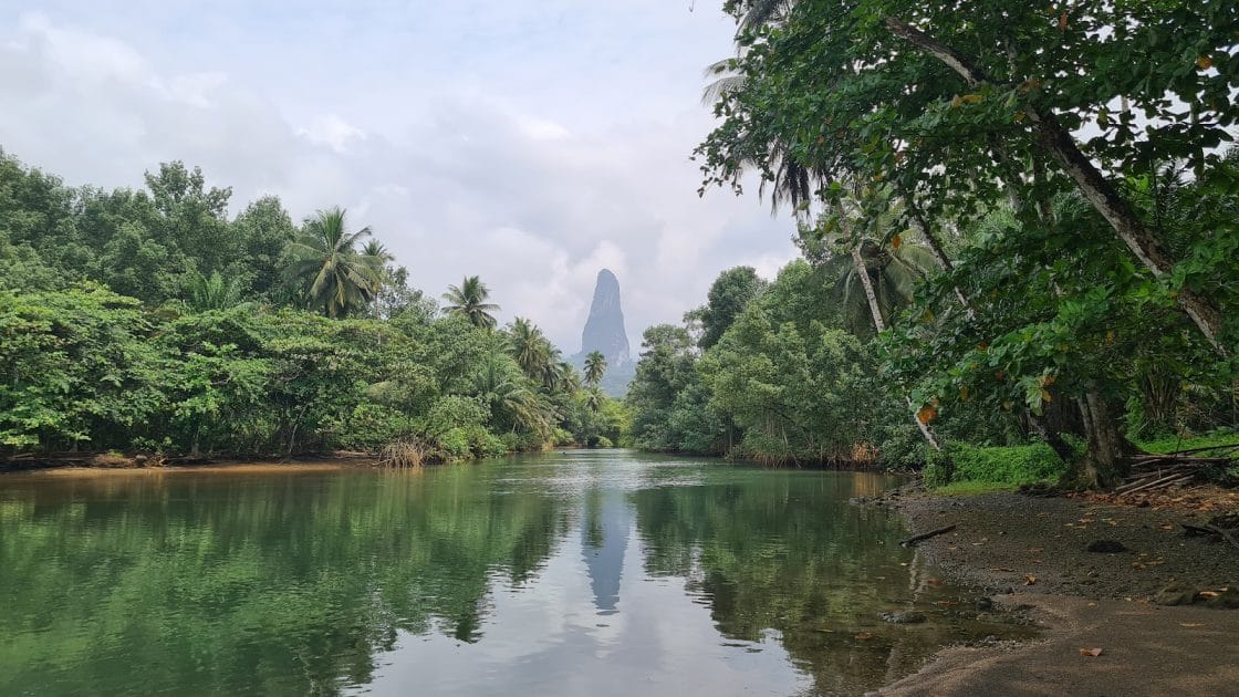 Viajar a Santo Tomé y Príncipe Vista de Pico Cão Grande desde Praia Grande. Foto de Milan Zika Viajar a Santo Tomé y Príncipe Vista de Pico Cão Grande desde Praia Grande