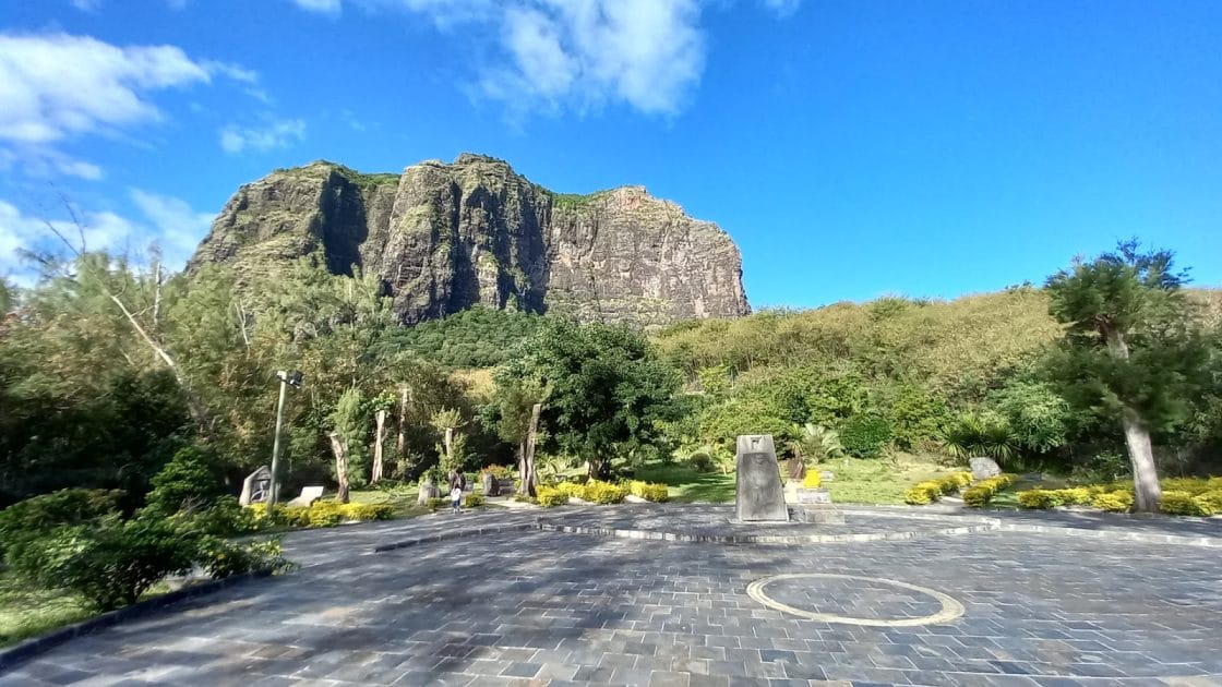 Viaje a Isla Mauricio Monumento a los Esclavos en Le Morne. Foto de Google Maps de Bernard Odry Viaje a Isla Mauricio Monumento a los Esclavos en Le Morne