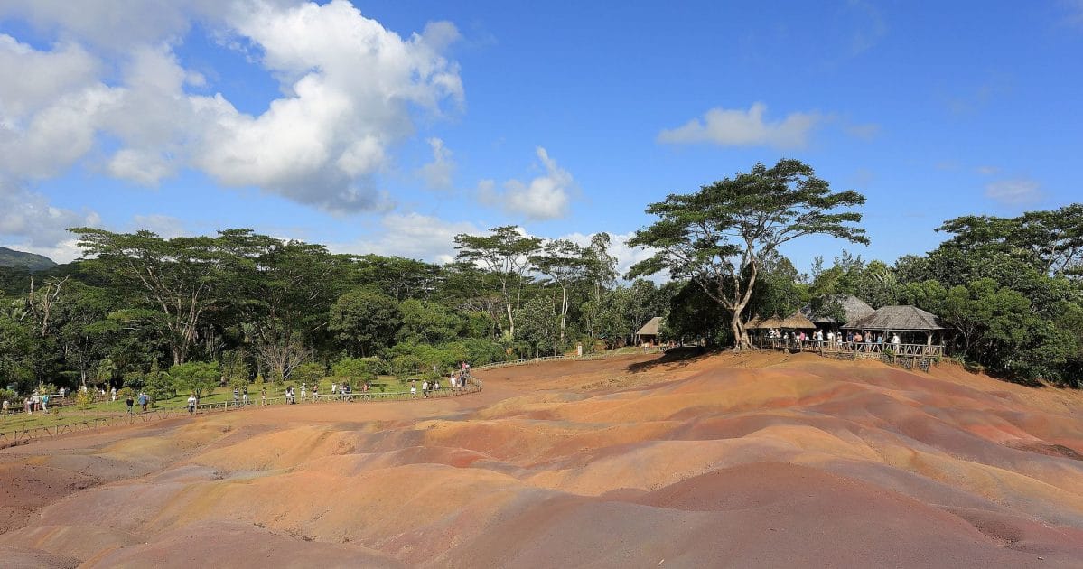Viaje a Isla Mauricio Tierra de los Siete Colores en Chamarel. By Martin Falbisoner Own work, CC BY SA 4.0 Viaje a Isla Mauricio Tierra de los Siete Colores en Chamarel