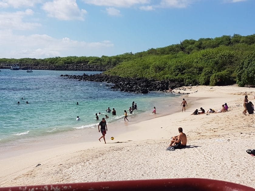 Viaje a las Islas Galápagos Playa del archipiélago durante la estación cálida. Foto de Google Maps de Gary Pallo Viaje a las Islas Galápagos Playa del archipiélago durante la estación cálida