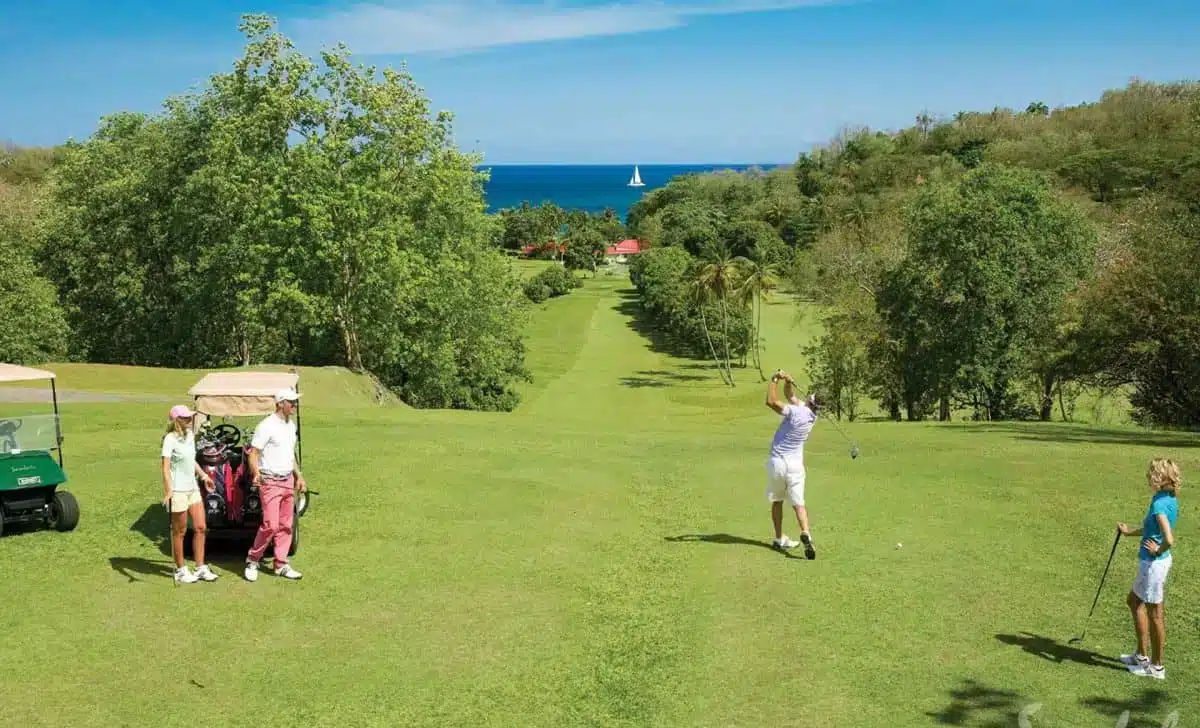 Turismo en Santa Lucía, Caribe - Campo de golf del Sandals Regency La Toc